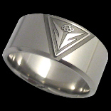 Titanring mit speziellem Logo